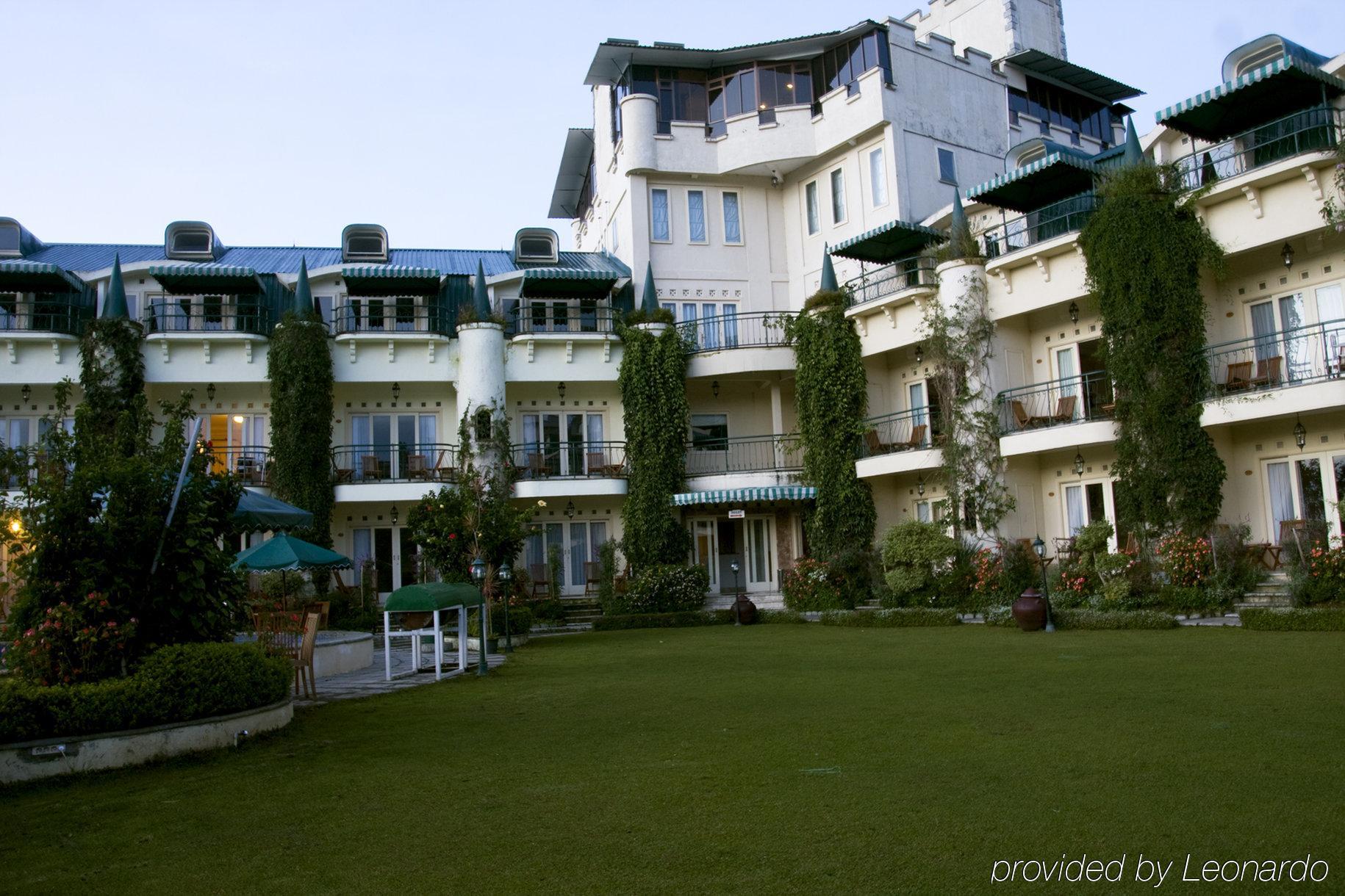 Club Bali Suites At Kota Bunga Cipanas  Exterior photo